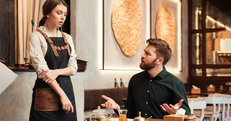 Problemy gastronomii zła obsługa klienta kelner